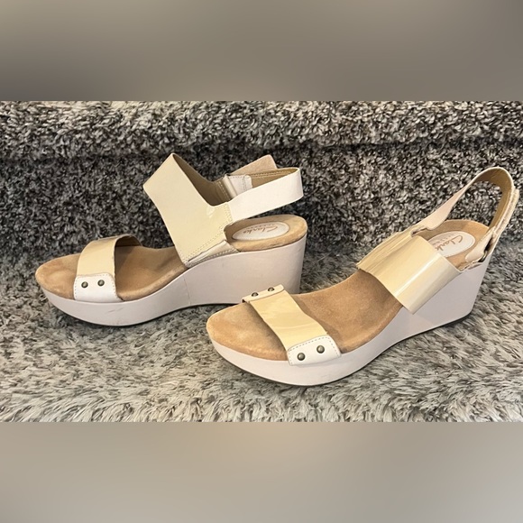 Clarks Artisan Beige Wedge Sandals Women’s Size 10 - Picture 2 of 6